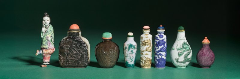 清 一八二零至一八八零年 仕女鼻烟壺 | AN EXTREMELY RARE 'DOCTOR'S MODEL' SNUFF BOTTLE - 图2