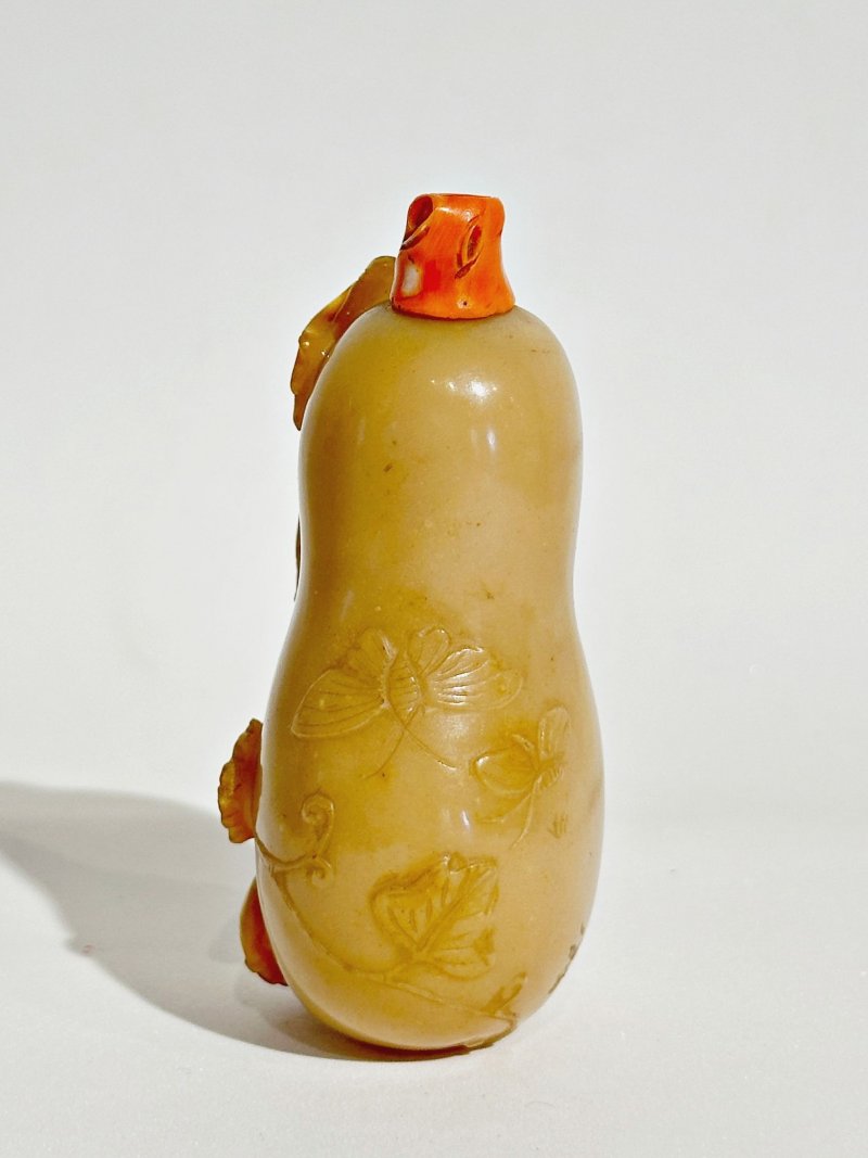 清十九世紀 黃翡翠葫蘆形鼻煙壺、珊瑚蓋 | A YELLOW JADEITE GOURD SNUFF BOTTLE - 图7