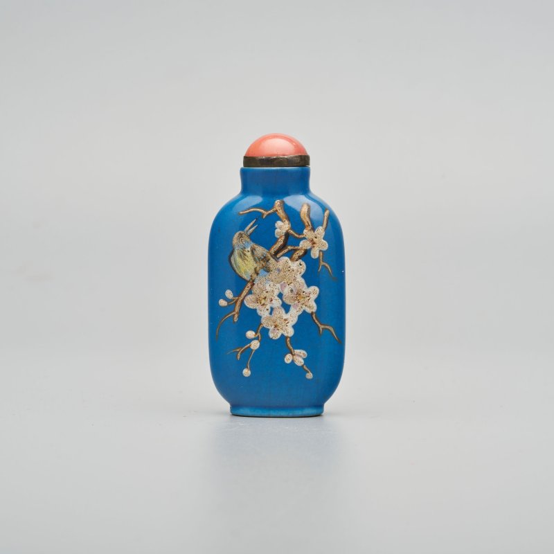 清十九世紀 藍地粉彩宜興⌈喜上眉梢⌋鼻煙壺 | AN ENAMELLED YIXING 'MAGPIE AND PRUNUS' SNUFF BOTTLE - 图1