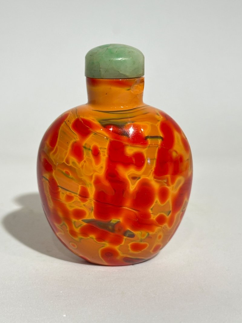 清十九世紀 玻璃胎仿雄黃鼻煙壺、翡翠蓋 | A GLASS SNUFF BOTTLE IMITATING REALGAR - 图8