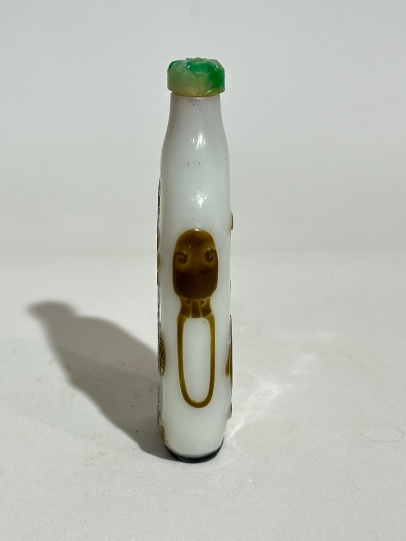 清十九世紀中期 揚州作涅白地套棕玻璃⌈蘆雁⌋鼻煙壺、翡翠蓋 ⌈吉祥⌋款 | A BROWN OVERLAY GLASS 'GEESE AND REEDS' SNUFF BOTTLE - 图6