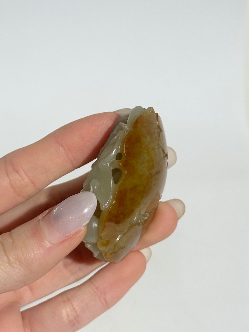 清十九世紀 鏤雕青玉帶皮⌈松鼠瓜瓞⌋墜 及盒 | A RETICULATED PALE GREEN JADE 'SQUIRREL AND DOUBLE GOURD' PENDANT - 图2
