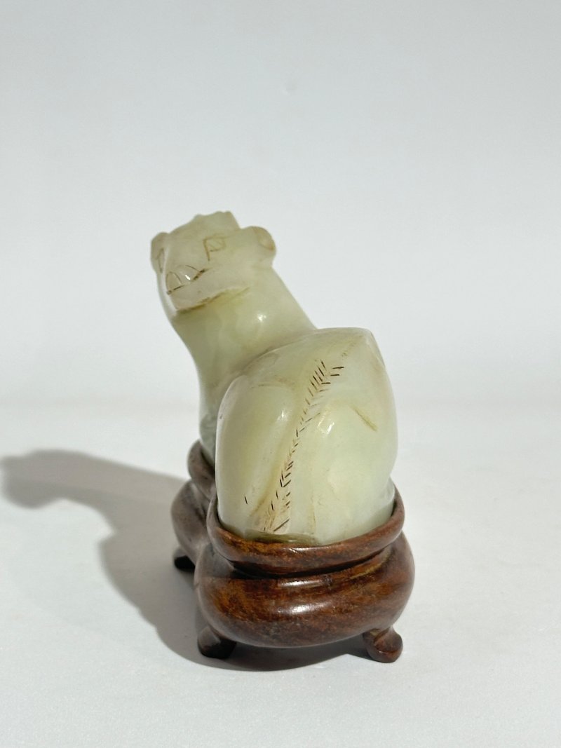 十九/二十世紀 白玉⌈馬⌋、⌈羊⌋三件 及座 | A WHITE JADE 'HORSE' AND TWO JADE 'GOAT' CARVINGS - 图15