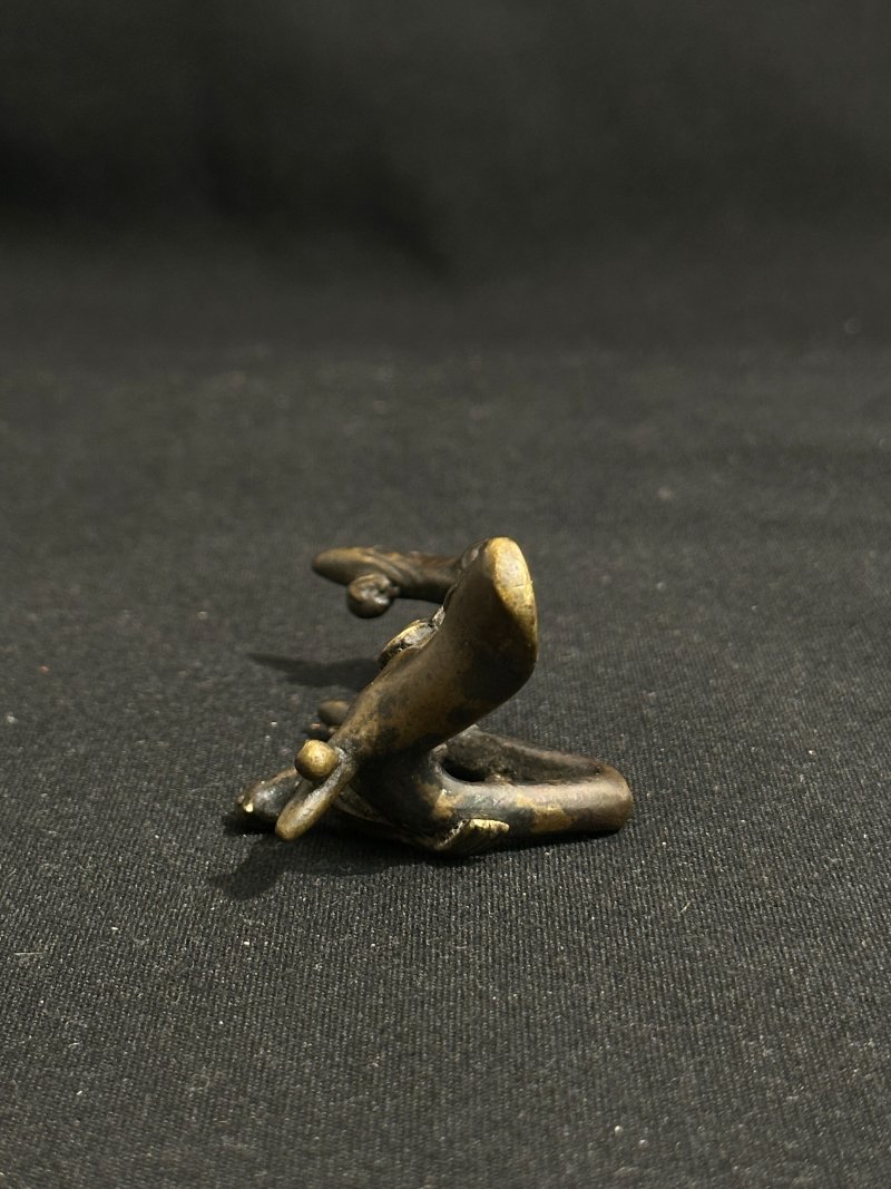 明萬曆 銅「喜上眉梢」筆擱 | A BRONZE 'MAGPIE AND PRUNUS' BRUSH REST - 图6