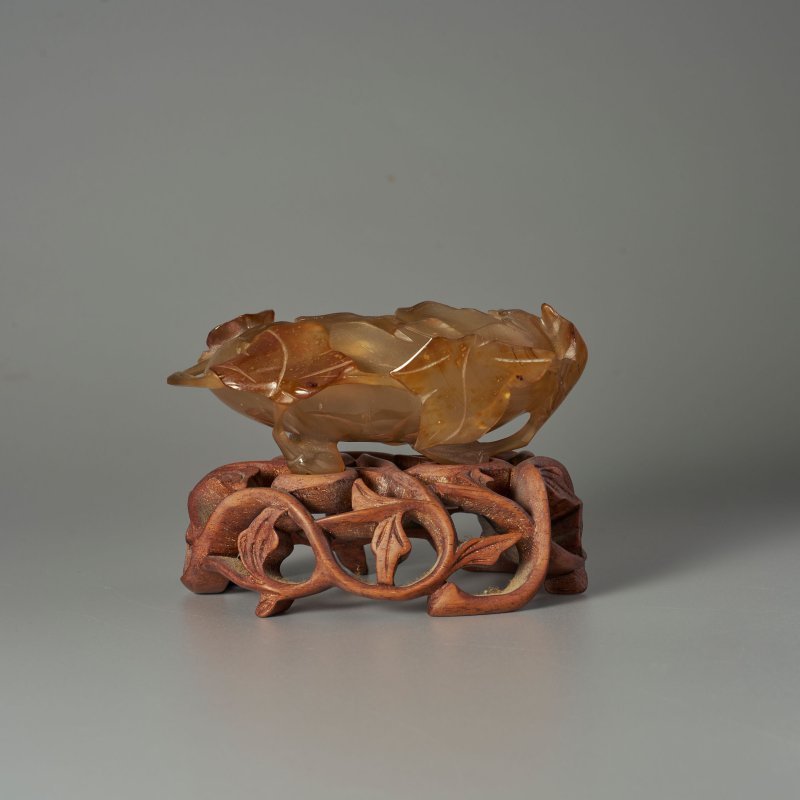 十九/二十世紀 瑪瑙花卉形洗 及座 | AN AGATE 'FLORAL' WASHER