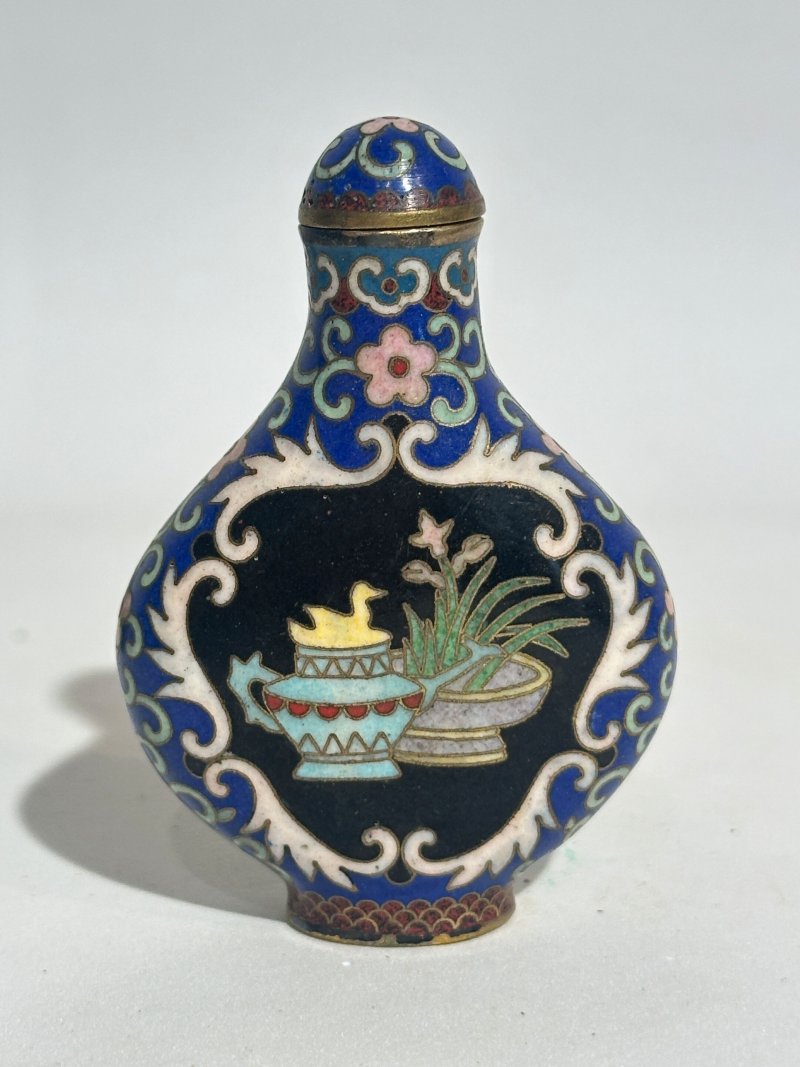 十九/二十世紀 銅胎琺瑯鼻煙壺七件 （博古）⌈乾隆年製⌋款 | SEVEN CLOISONNE ENAMEL SNUFF BOTTLES - 图43