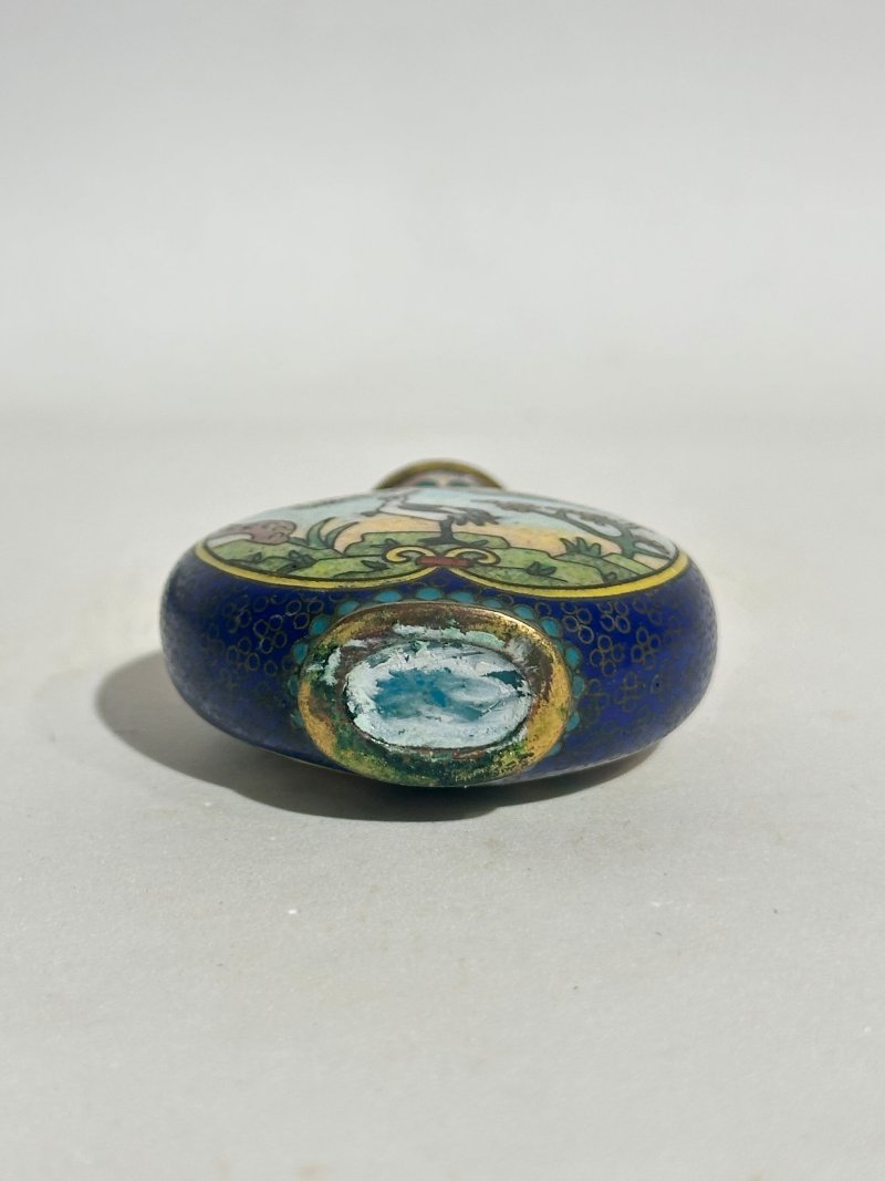 十九/二十世紀 銅胎琺瑯鼻煙壺七件 （博古）⌈乾隆年製⌋款 | SEVEN CLOISONNE ENAMEL SNUFF BOTTLES - 图26