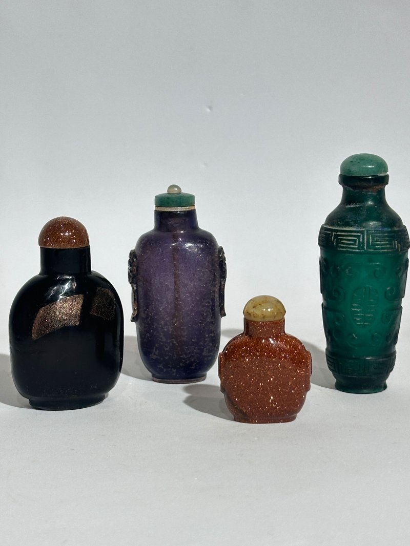 十九/二十世紀 紫雪花玻璃、金星玻璃、綠玻璃壽字紋、黑地灑金星玻璃、玻璃仿白玉、瑪瑙、琥珀、硬石、蜜蠟鼻煙壺九件 | NINE GLASS SNUFF BOTTLES - 图51