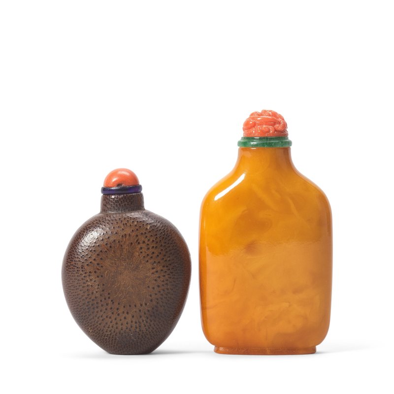 清 一七六零至一八五零年 竹雕鼻烟壺及琥珀鼻烟壺 | A BAMBOO SNUFF BOTTLE AND AN AMBER SNUFF BOTTLE