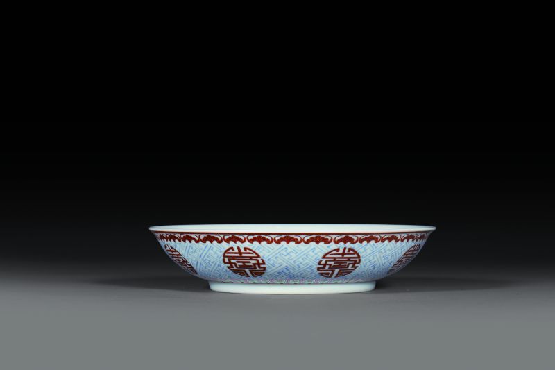 清道光 粉彩蓝料矾红描金寿字纹盘 - 图1