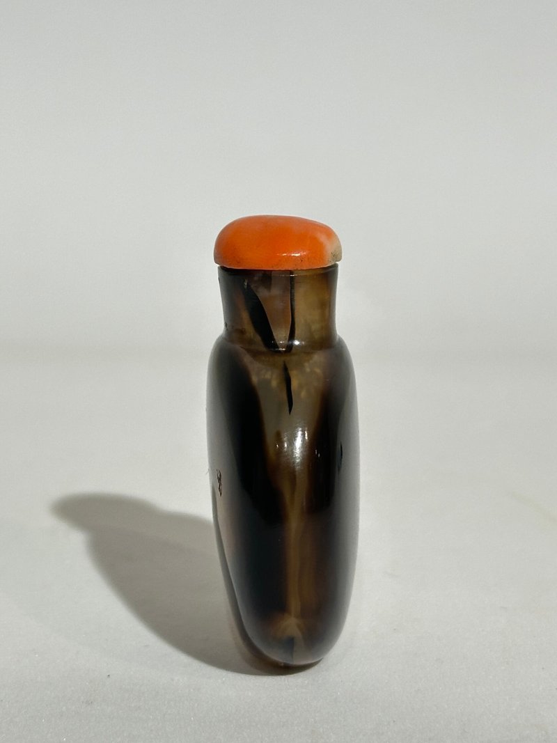 清十九世紀 瑪瑙鼻煙壺、珊瑚蓋 | AN AGATE SNUFF BOTTLE - 图6