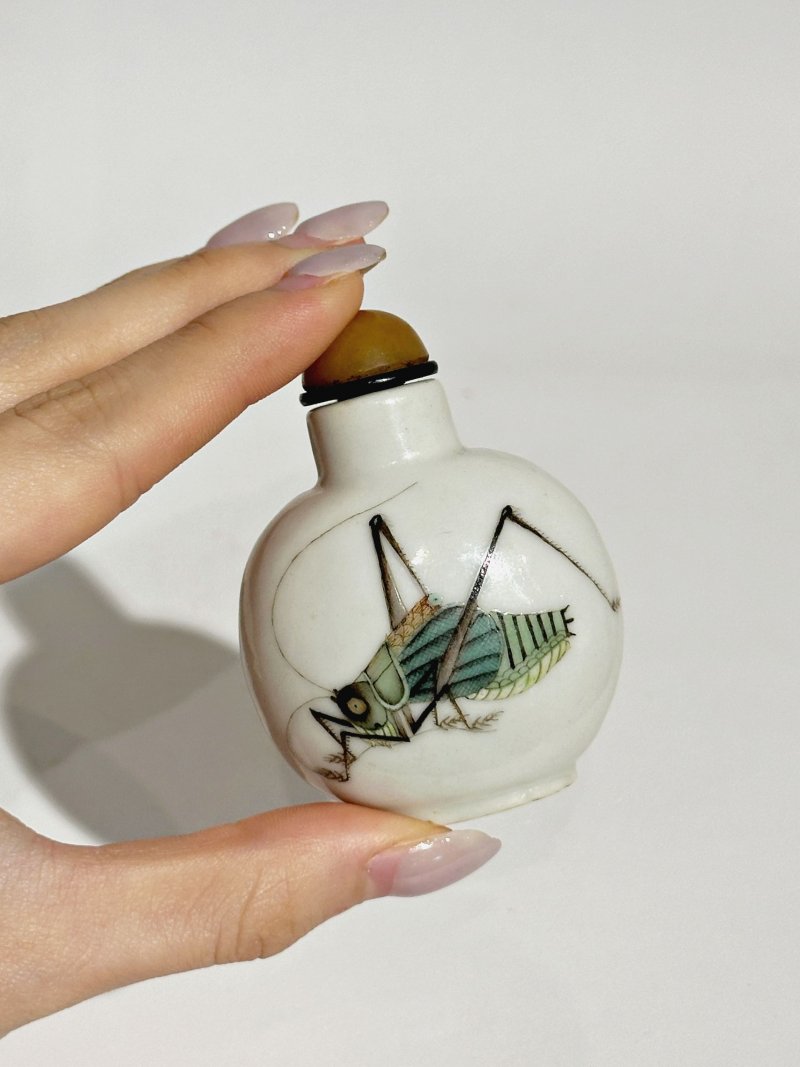 清十九世紀 粉彩⌈蟈蟈⌋鼻煙壺 ⌈永樂年製⌋礬紅篆書款 | AN ENAMELLED PORCELAIN 'CRICKET' SNUFF BOTTLE - 图3