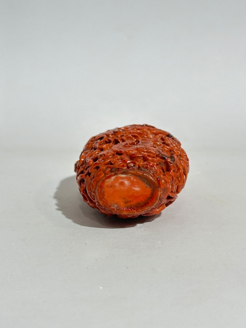 清中期 紅釉、藍釉模製⌈龍鳳呈祥⌋鼻煙壺二件 | TWO MOULDED AND ENAMELLED PORCELAIN 'DRAGON AND PHOENIX' SNUFF BOTTLES - 图5