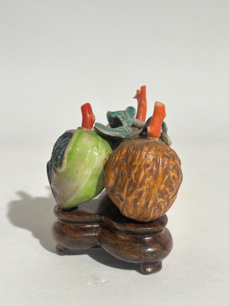 清十九世紀 仿生瓷荔枝、核桃形鼻煙壺二件、珊瑚蓋 及座 | TWO CERAMIC 'LYCHEE' AND 'WALNUT' SNUFF BOTTLES - 图7