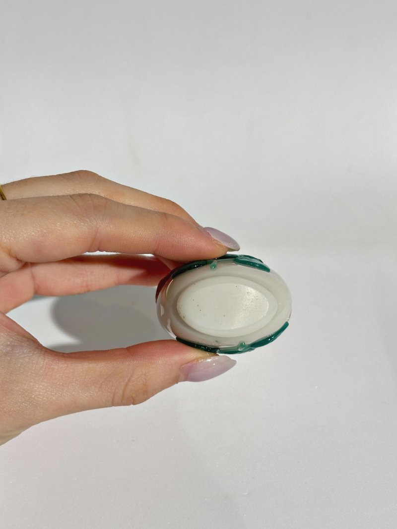 二十世紀 涅白地套雙色玻璃花紋鼻煙壺、翡翠蓋 | A PINK AND GREEN OVERLAY WHITE GLASS 'FLOWER' SNUFF BOTTLE - 图2