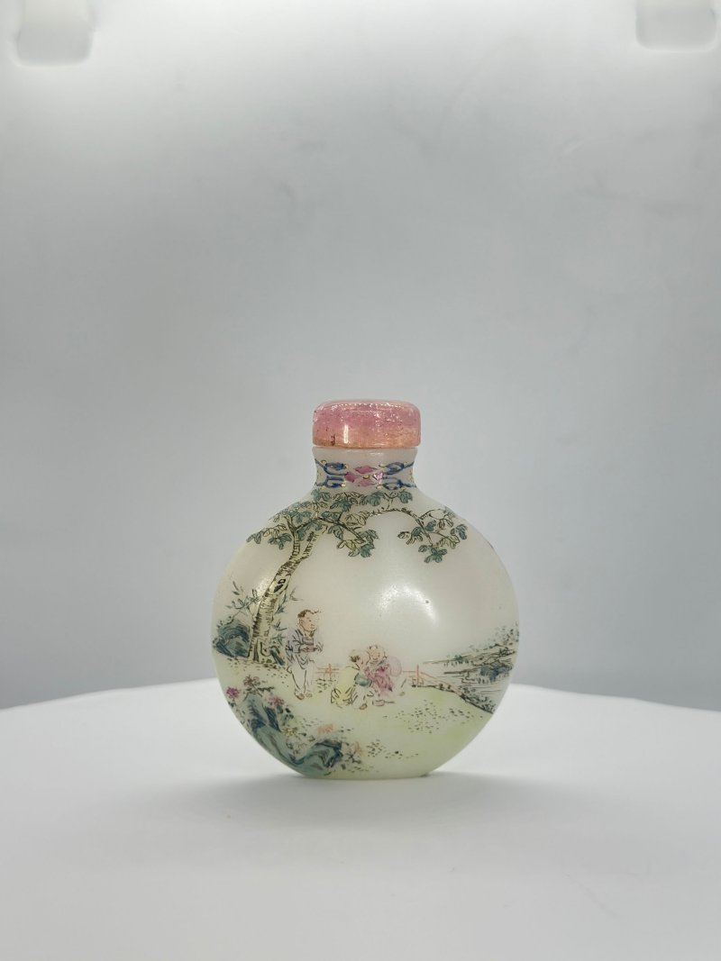 民國 乳白玻璃胎畫琺瑯⌈嬰戲•採菊⌋鼻煙壺 ⌈乾隆年製⌋紅料篆書款 | A FAMILLE ROSE ENAMELLED MILKY GLASS SNUFF BOTTLE - 图9