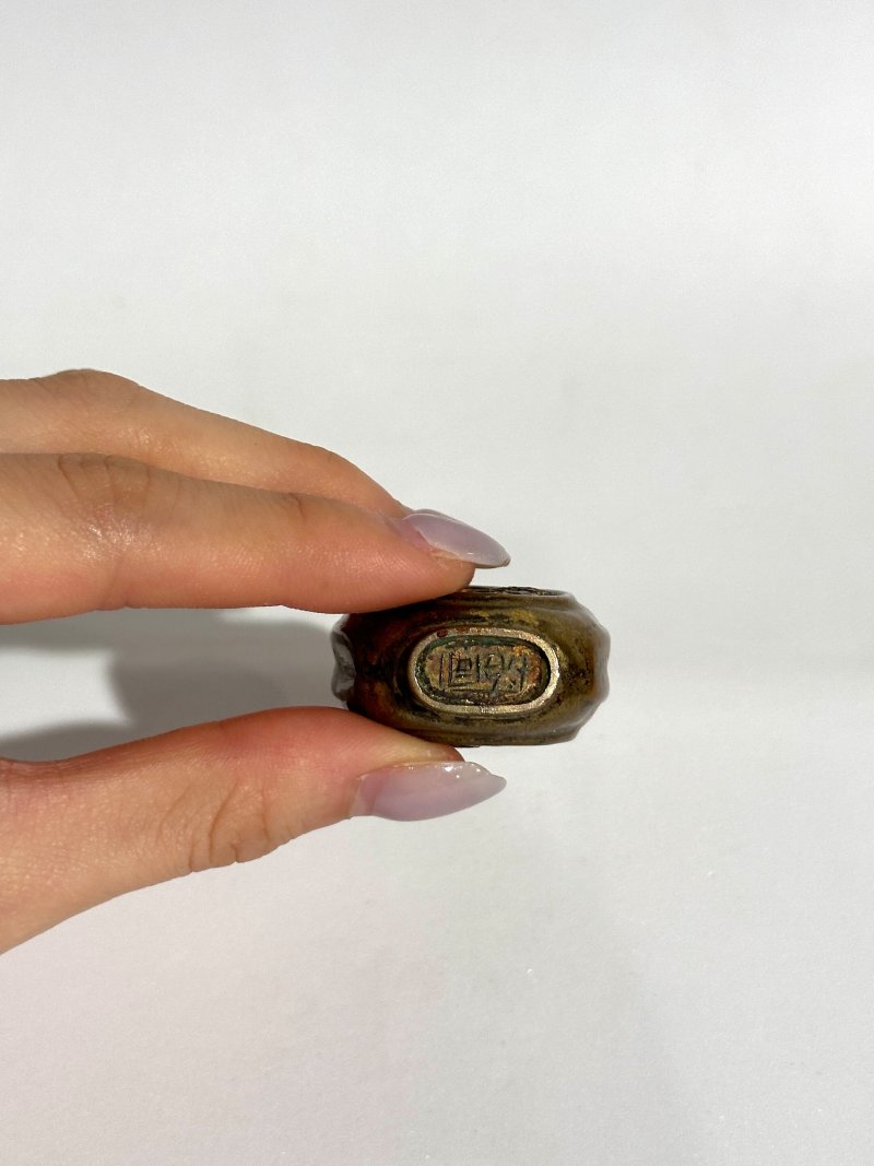 清十九世紀 鎏金銅開光花卉紋鼻煙壺 ⌈同治⌋款 | A GILT-BRONZE SNUFF BOTTLE - 图2