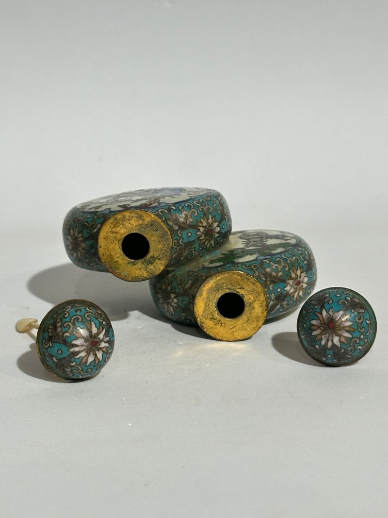 二十世紀 銅胎掐絲琺瑯博古紋雙聯鼻煙壺 | A CLOISONNÉ 'HUNDRED ANTIQUES' DOUBLE SNUFF BOTTLE - 图4