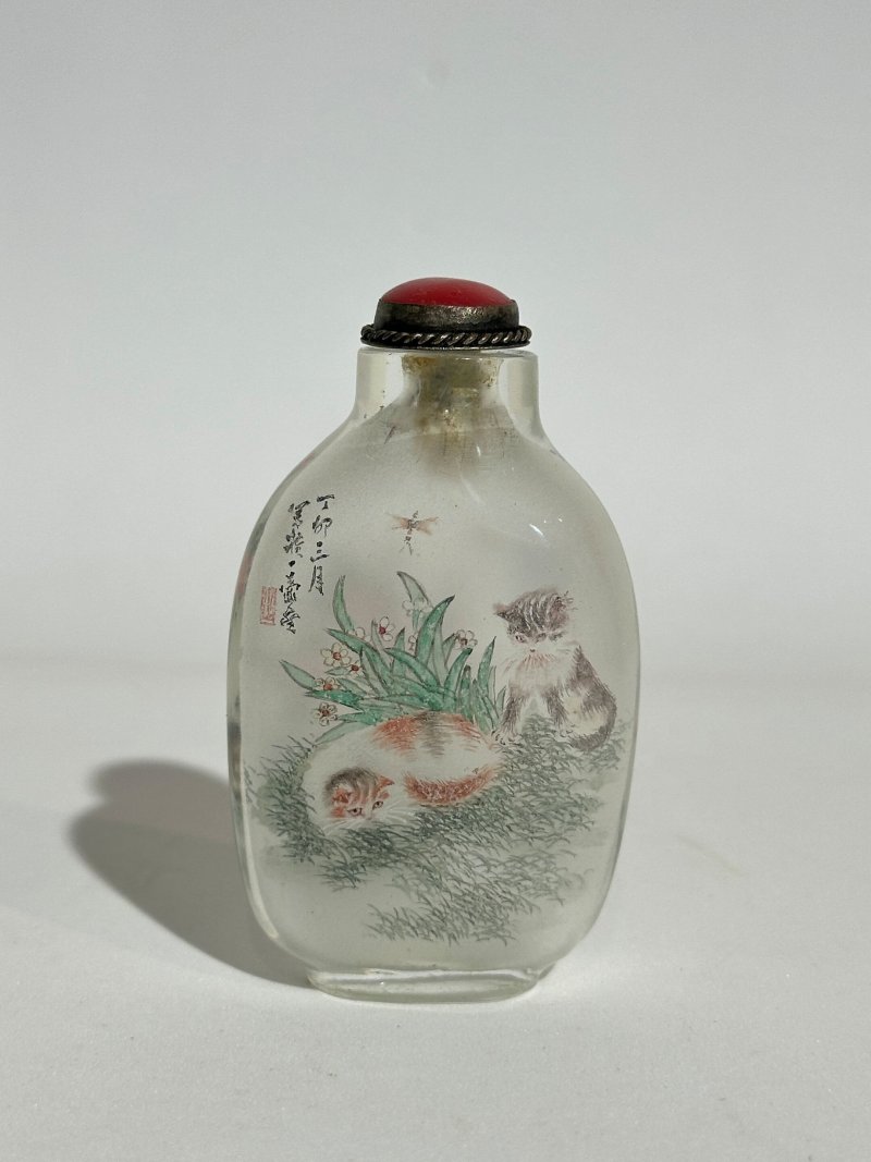玻璃內畫仿曹克家「耄耋」鼻煙壺 一九八七年作 | AN INSIDE PAINTED GLASS 'CAT AND BUTTERFLY' SNUFF BOTTLE IN THE STYLE OF CAO KEJIA (1906-1979) - 图9