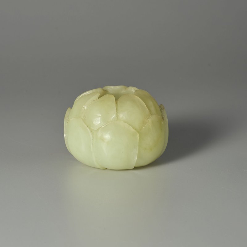 十九/二十世紀 青玉蓮式盂 | A PALE GREEN JADE 'LOTUS' WASHER