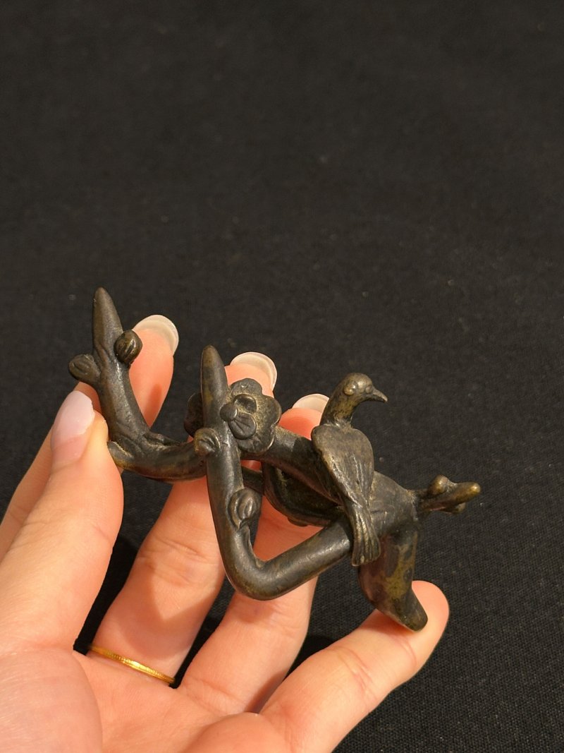 明萬曆 銅「喜上眉梢」筆擱 | A BRONZE 'MAGPIE AND PRUNUS' BRUSH REST - 图3