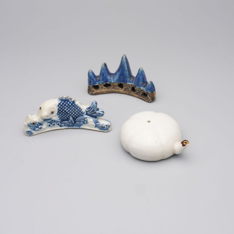 十九世紀至二十世紀上半葉 瓷文房五件 （鯉魚筆擱）朝鮮 | FIVE CERAMIC SCHOLAR'S OBJECTS - 图13