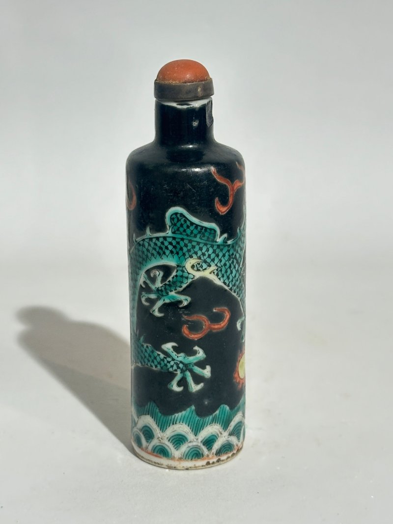 十九/二十世紀 瓷鼻煙壺九件 （百花）⌈乾隆⌋礬紅篆書款 （綠、紅）⌈乾隆年製⌋礬紅楷書款 （藍）⌈大明成化⌋藍料楷書款 （金魚）⌈康熙年製⌋礬紅楷書款、（黑地）⌈乾隆年製⌋礬紅楷書款 | NINE CERAMIC SNUFF BOTTLES - 图17
