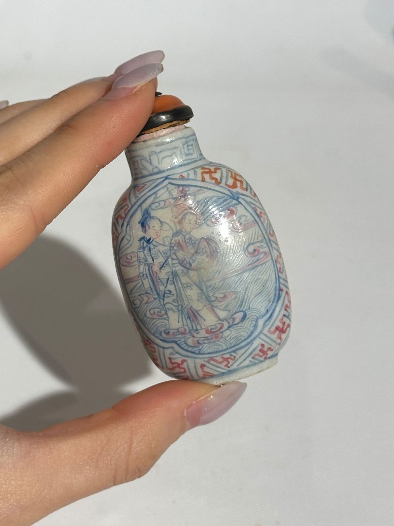 晚清至二十世紀中期 黃地粉彩鼻煙壺四件、粉彩鼻煙壺四件 （黃地其三）⌈乾隆年製⌋礬紅楷書款；（人物）⌈道光年製⌋礬紅篆書款、（嬰戲）⌈乾隆年製⌋礬紅楷書款、（柳）⌈嘉慶年製⌋礬紅篆書款 | EIGHT FAMILLE ROSE SNUFF BOTTLES - 图15