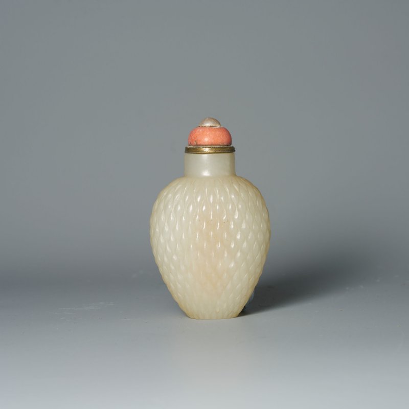 清十九世紀 青白玉竹簍紋鼻煙壺 | A GREENISH WHITE JADE 'BASKET' SNUFF BOTTLE
