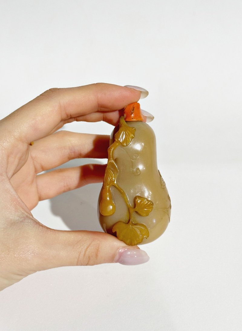 清十九世紀 黃翡翠葫蘆形鼻煙壺、珊瑚蓋 | A YELLOW JADEITE GOURD SNUFF BOTTLE - 图3
