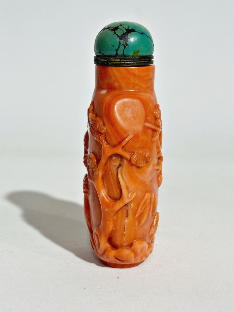 清十九世紀 珊瑚⌈六合同春⌋鼻煙壺 | A CORAL 'DEER AND CRANE' SNUFF BOTTLE - 图6