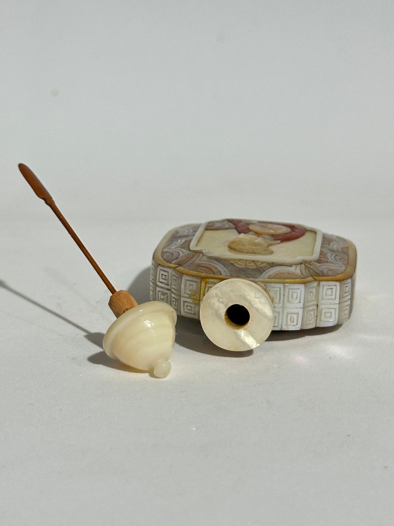 二十世紀 螺鈿開光仕女紋鼻煙壺 ⌈乾隆年製⌋刻款 | A MOTHER-OF-PEARL 'LADY' SNUFF BOTTLE - 图4