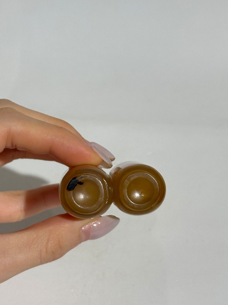 清十九世紀 雙聯瑪瑙、煙晶蝠紋鼻煙壺二件 | A SMOKY QUARTZ AND A CHALCEDONY AGATE DOUBLE SNUFF BOTTLE - 图10