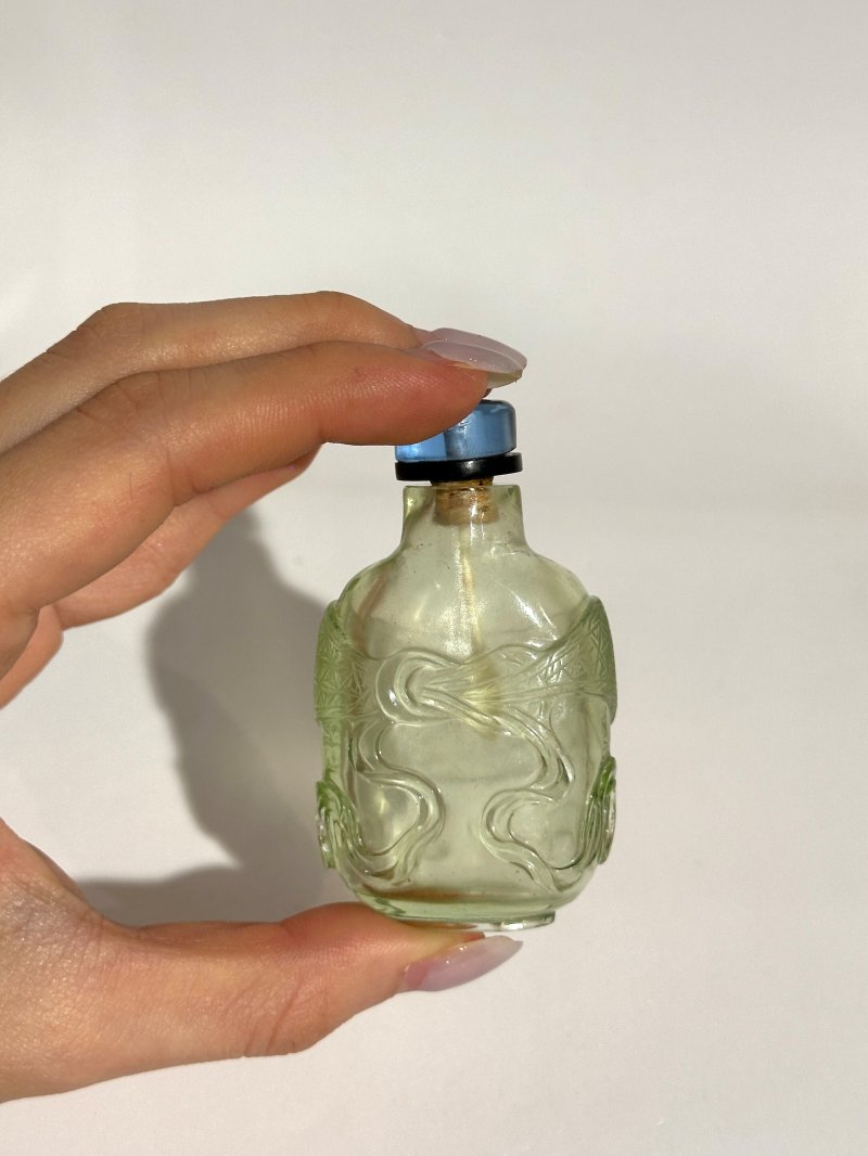 1750-1850 透明綠玻璃包袱紋鼻煙壺 | A TRANSPARENT GREEN GLASS 'BROCADE' SNUFF BOTTLE - 图3