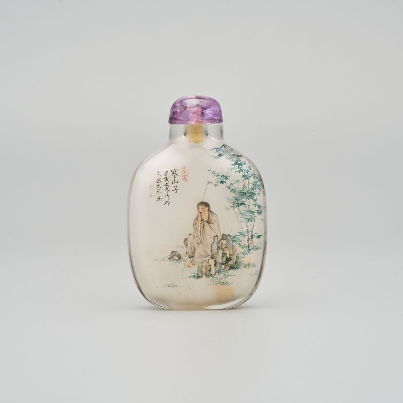 （壺）清十八/十九世紀 王習三作 水晶內畫「拾得子‧寒山子」鼻煙壺、紫水晶蓋 一九六二年作 | AN INSIDE PAINTED ROCK CRYSTAL 'HEHE ERXIAN' SNUFF BOTTLE - 图10