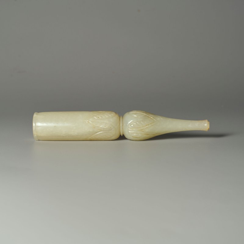 莫臥兒 十八/十九世紀 青白玉葉紋水煙嘴 | A GREENISH WHITE JADE 'FOLIATE' WATER PIPE MOUTHPIECE