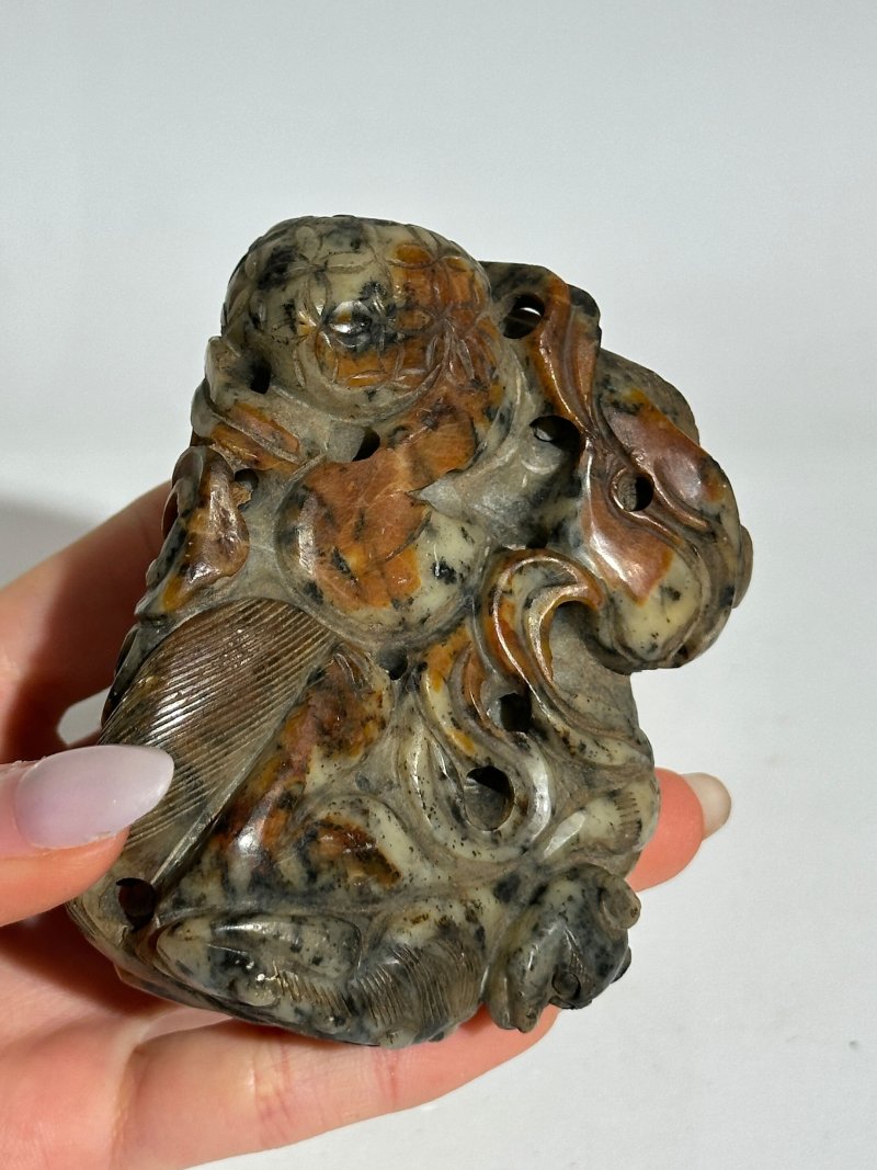 清十九世紀 青玉帶沁獅紋山子 及座 | A GREEN AND RUSSET JADE 'BUDDHIST LION' BOULDER - 图5