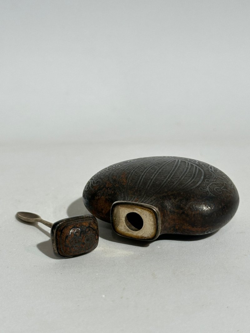 清十九世紀 烏銀瓜紋、夔龍紋鼻煙壺二件 | TWO SILVER NIELLO 'MELON' AND 'KUI DRAGON' SNUFF BOTTLES - 图5