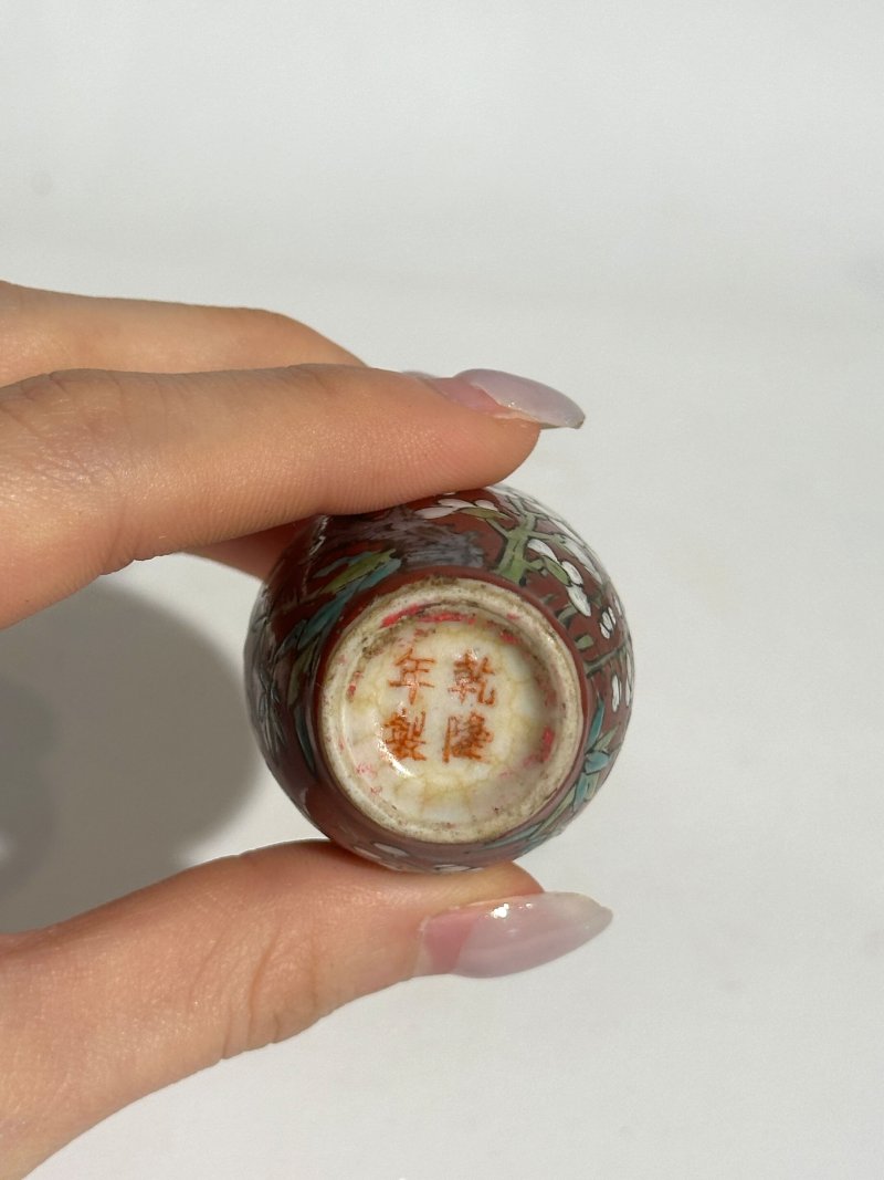 十九/二十世紀 瓷鼻煙壺九件 （百花）⌈乾隆⌋礬紅篆書款 （綠、紅）⌈乾隆年製⌋礬紅楷書款 （藍）⌈大明成化⌋藍料楷書款 （金魚）⌈康熙年製⌋礬紅楷書款、（黑地）⌈乾隆年製⌋礬紅楷書款 | NINE CERAMIC SNUFF BOTTLES - 图52