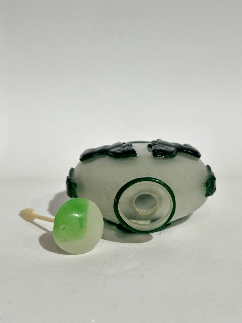 十九/二十世紀 霏雪地套黃玻璃金魚紋、霏雪地套綠玻璃六馬交馳紋、涅白地套黑玻璃八駿紋、涅白地套紅玻璃八駿紋、涅白地套紅玻璃金魚紋、涅白地套藍玻璃金魚紋鼻煙壺六件 | SIX OVERLAY GLASS SNUFF BOTTLES - 图5