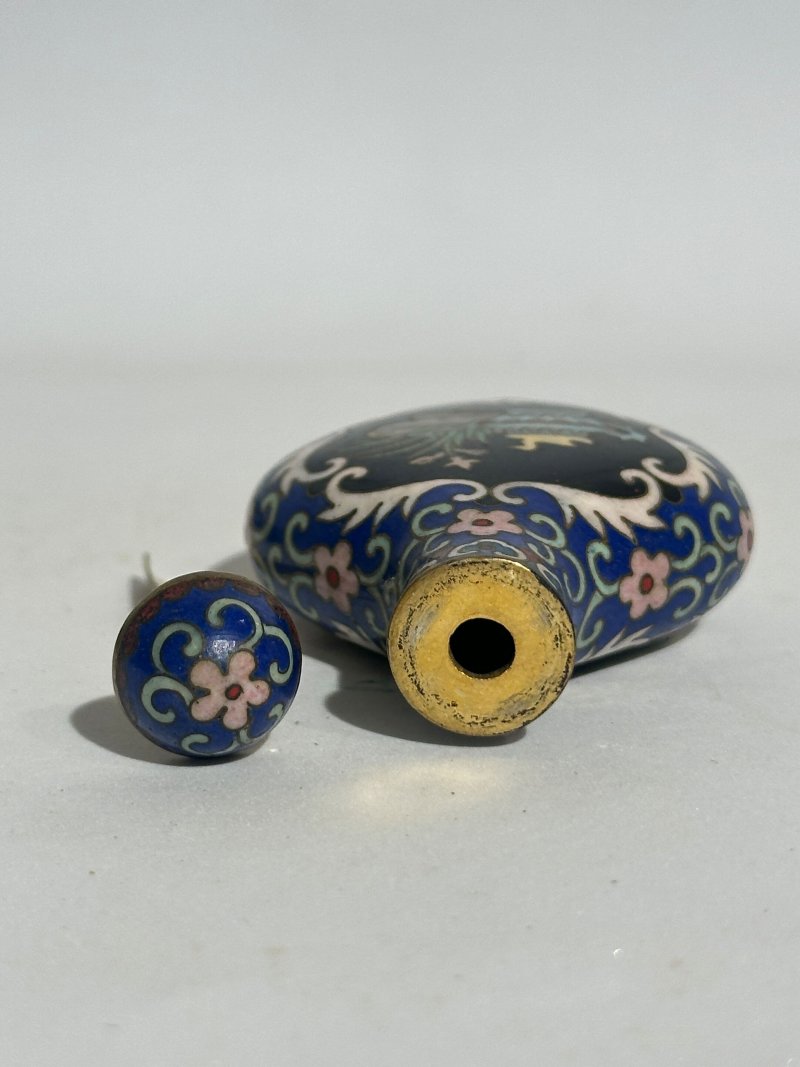 十九/二十世紀 銅胎琺瑯鼻煙壺七件 （博古）⌈乾隆年製⌋款 | SEVEN CLOISONNE ENAMEL SNUFF BOTTLES - 图40