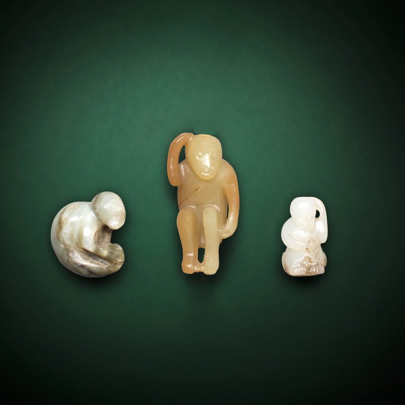 明/清 玉雕猴一組三件 | A GROUP OF THREE JADE MONKEY CARVINGS - 图1