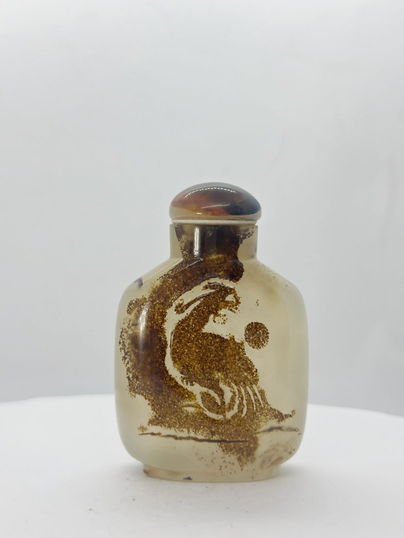 晚清至民國 影瑪瑙⌈金鷄報曉⌋鼻煙壺 | A SHADOW AGATE 'COCKEREL AND SUN' SNUFF BOTTLE - 图2