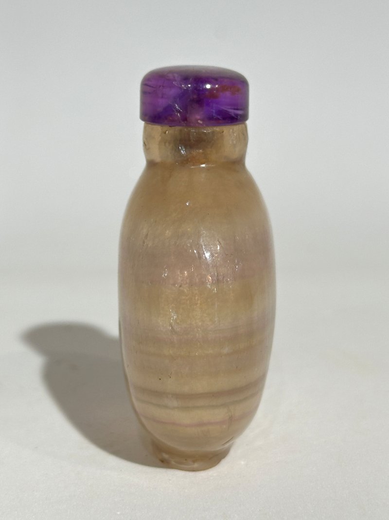 清十九世紀 條紋紫水晶鼻煙壺、紫水晶蓋 | A BANDED AMETHYST SNUFF BOTTLE - 图6