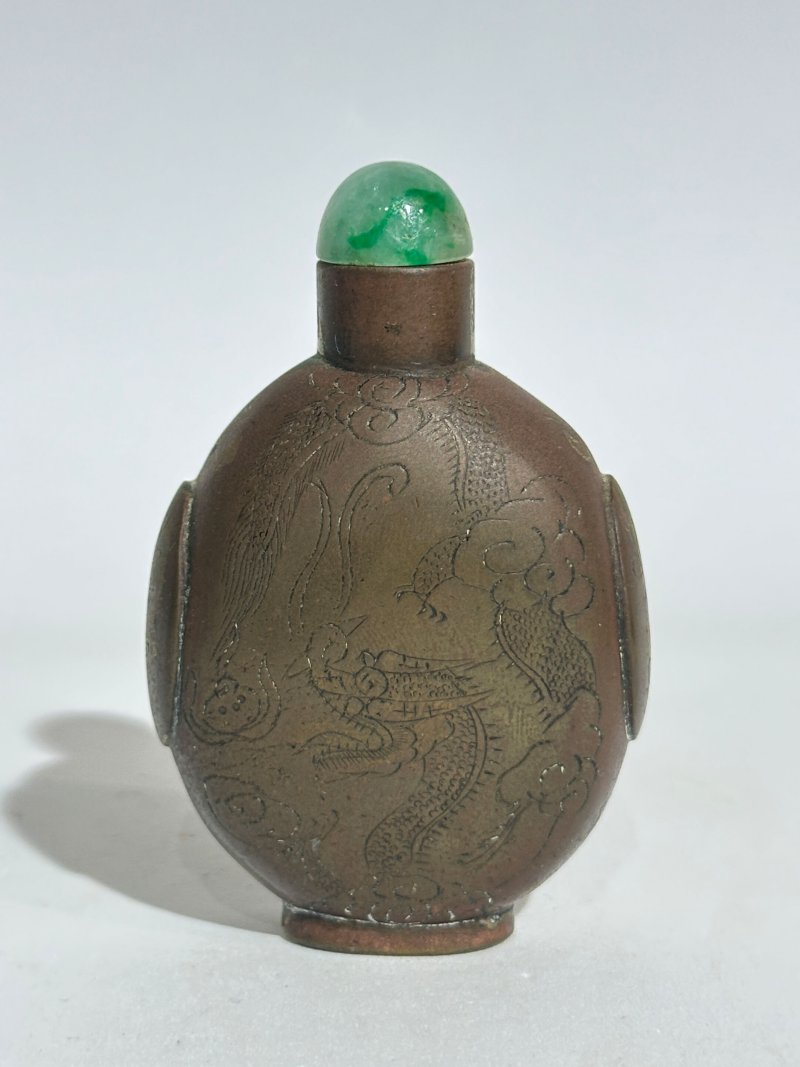 清末/民初 1830-1920 青銅鑄雲龍紋鼻煙壺、翡翠蓋 ⌈順治三年程榮章造⌋底款 | AN ENGRAVED BRONZE 'DRAGON' SNUFF BOTTLE - 图9