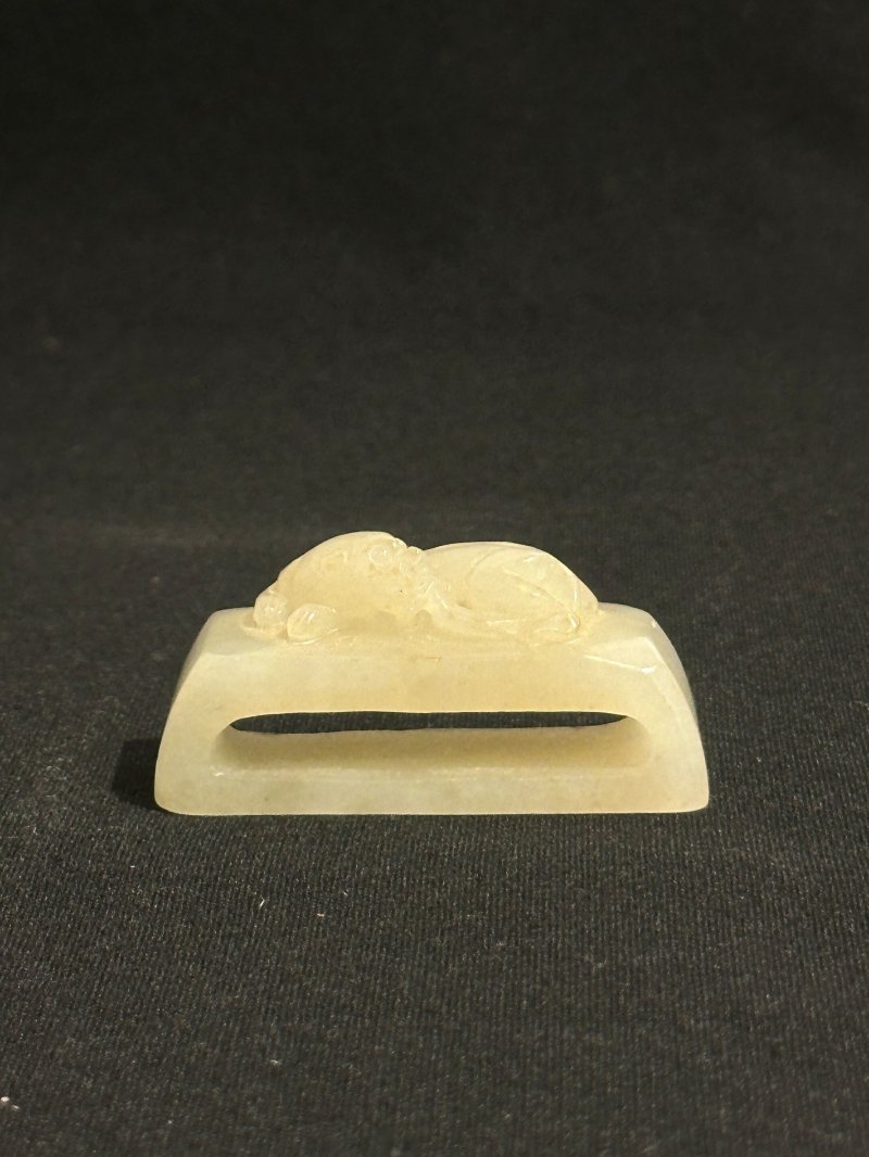清 白玉瑞獸紋帶穿 | A WHITE JADE BELT FITTING - 图10