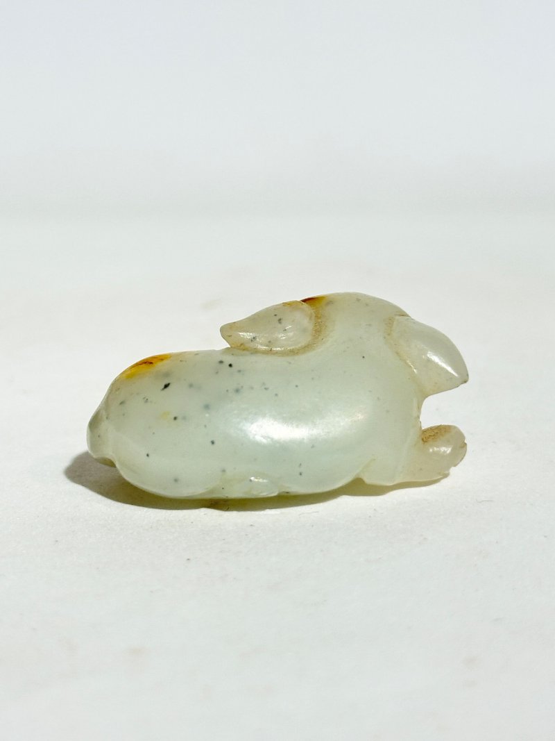 十九/二十世紀 青白玉⌈馬上封侯⌋及⌈犬⌋把件二枚 | TWO GREENISH WHITE JADE CARVINGS OF A MONKEY RIDING A HORSE, AND A DOG - 图4