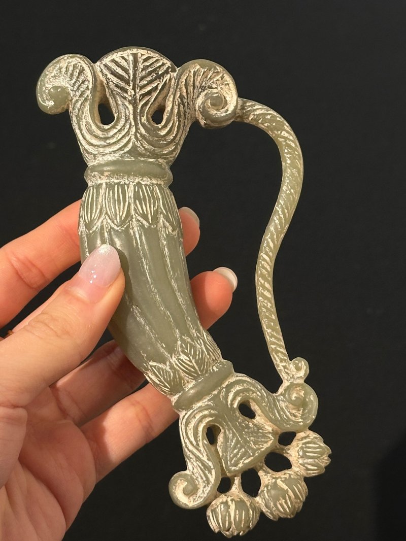 十九/二十世紀 仿古玉器三件 （其一）及盒 | THREE ARCHAISTIC JADE PIECES - 图12
