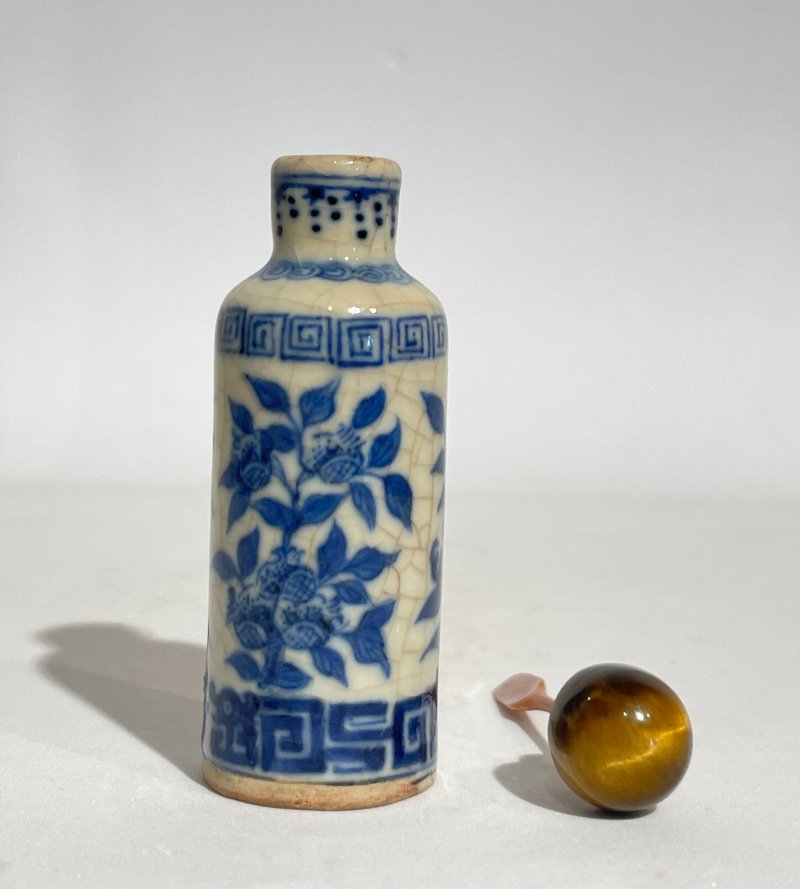 清道光及其後 漿胎白釉壽紋、綠松釉鏤雕菊紋、漿胎青花三多紋鼻煙壺三件、（⌈壽⌋）珊瑚蓋 及座 | THREE CERAMIC SNUFF BOTTLES - 图6
