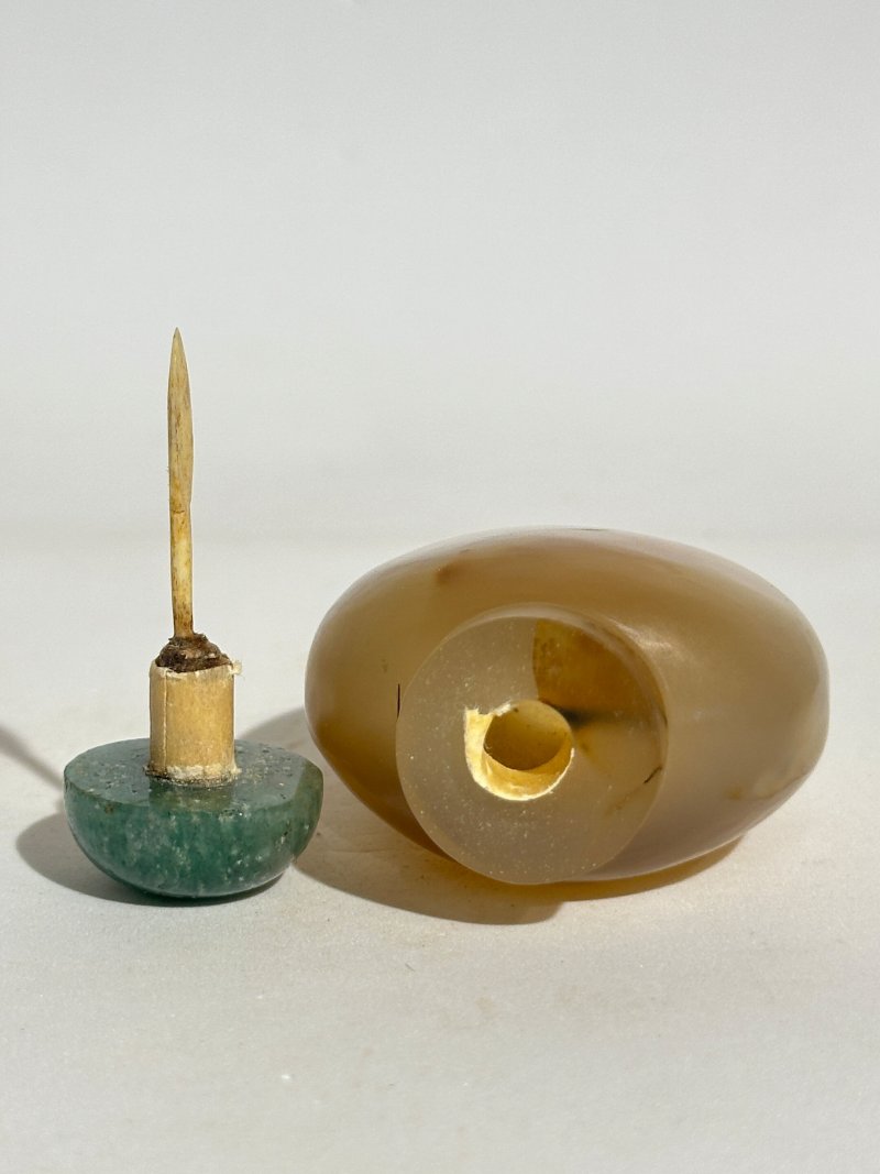 清十九世紀 水藻瑪瑙、纏絲瑪瑙、影瑪瑙鼻煙壺四件 | FOUR AGATE SNUFF BOTTLES - 图29